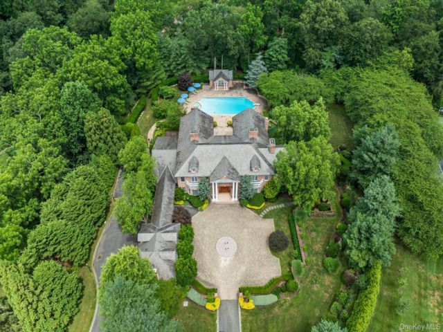  6 BR,  9.00 BTH &nbsp;Estate style home in Matinecock
