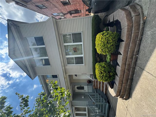  3 BR,  1.00 BTH &nbsp;House style home in Ridgewood