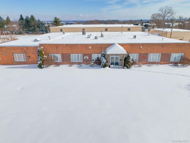 Studio,  0.00 BTH &nbsp;Commercial style home in Call Listing Agent