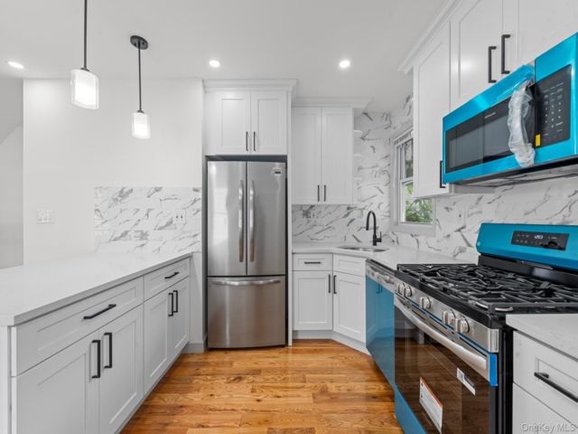  3 BR,  3.00 BTH &nbsp;Colonial style home in Mill Basin