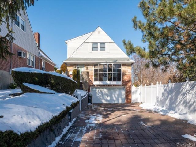  5 BR,  3.00 BTH &nbsp;Cape cod style home in Hollis