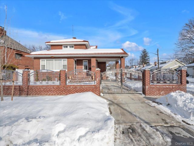  4 BR,  4.00 BTH &nbsp;Colonial style home in Saint Albans