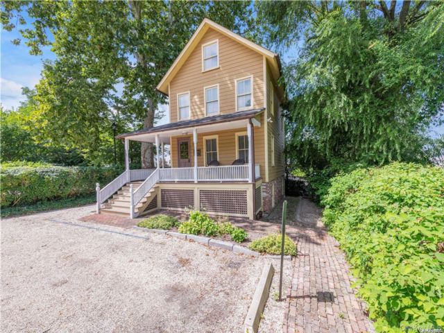  6 BR,  2.00 BTH &nbsp;Colonial style home in Roslyn