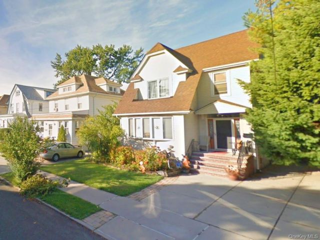  3 BR,  3.00 BTH &nbsp;Colonial style home in Flushing