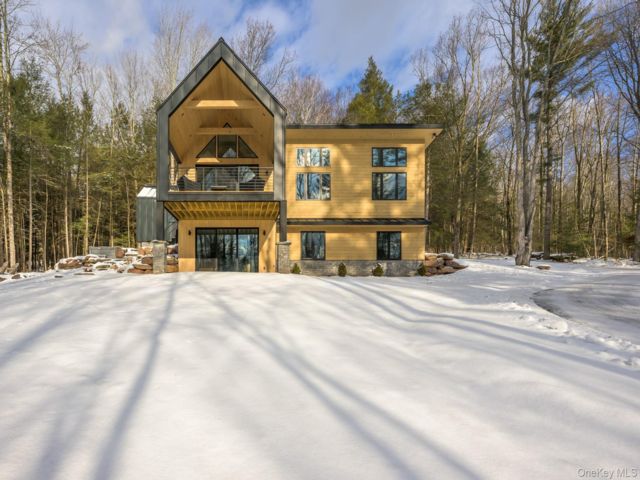  5 BR,  5.00 BTH &nbsp;Contemporary style home in Windham