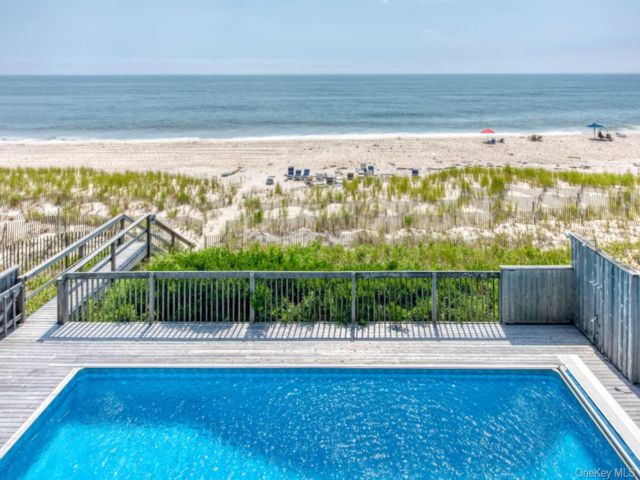  6 BR,  4.00 BTH &nbsp;Contemporary style home in Hampton Bays