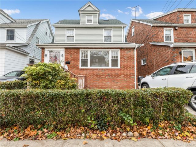  6 BR,  3.00 BTH &nbsp;House style home in Forest Hills