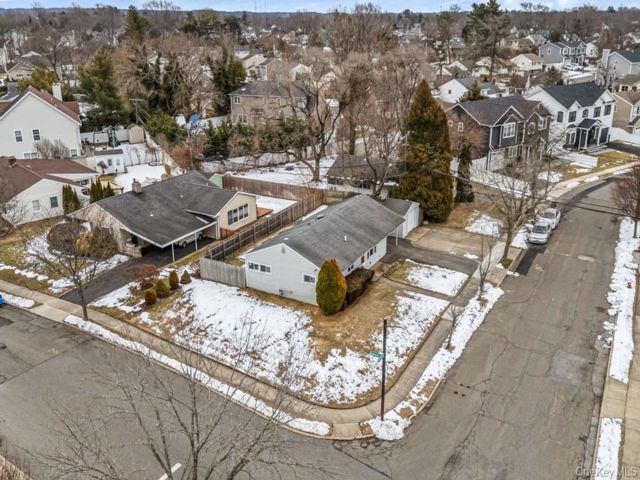  3 BR,  2.00 BTH &nbsp;Ranch style home in Syosset