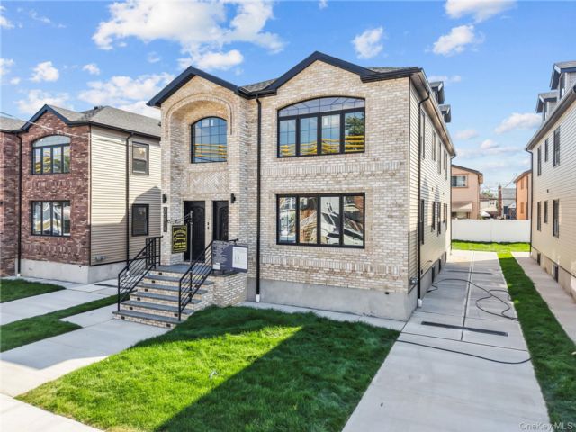  8 BR,  5.00 BTH &nbsp;House style home in Rosedale