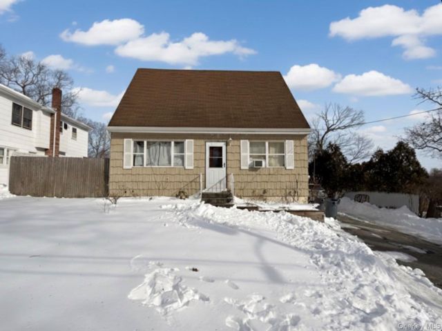  4 BR,  3.00 BTH &nbsp;Cape cod style home in Mastic