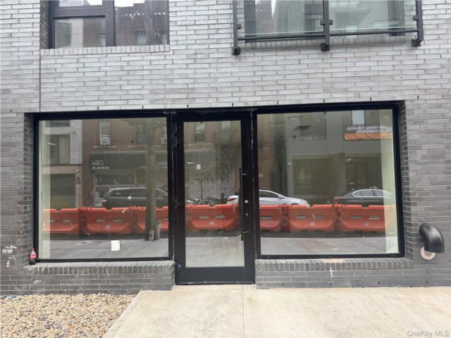 Studio,  0.00 BTH &nbsp;Commercial style home in Woodside