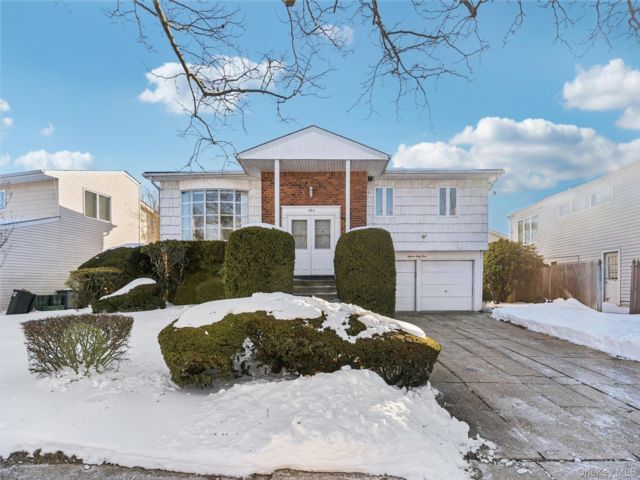  4 BR,  3.00 BTH &nbsp;Hi ranch style home in Merrick