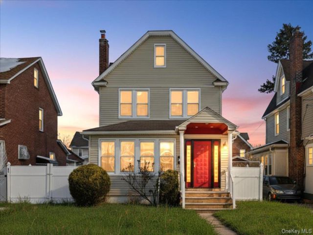  3 BR,  3.00 BTH &nbsp;Colonial style home in Saint Albans