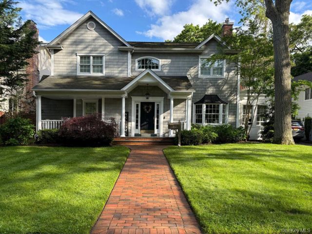 5 BR,  3.00 BTH &nbsp;Colonial style home in Merrick