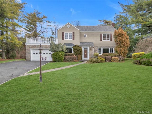  4 BR,  4.00 BTH &nbsp;Colonial style home in Hewlett Harbor