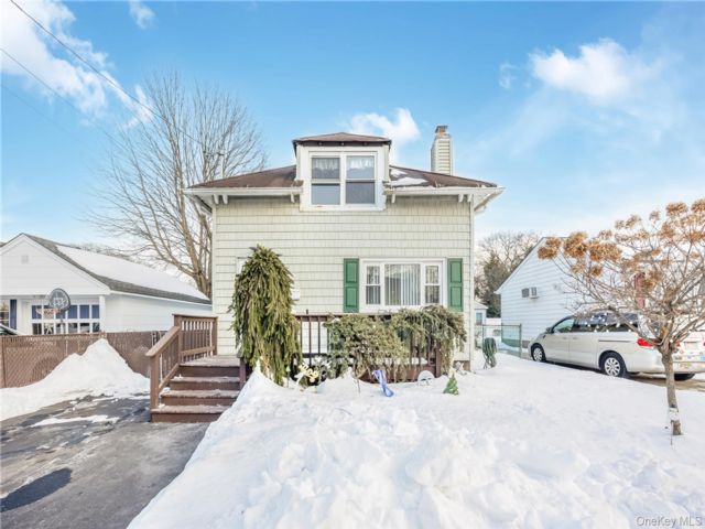  3 BR,  4.00 BTH &nbsp;Exp cape style home in Farmingdale