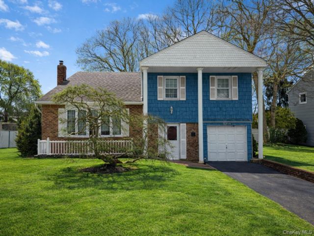  4 BR,  3.00 BTH &nbsp;Colonial style home in Selden