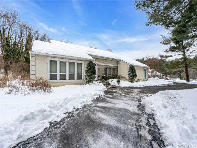  5 BR,  4.00 BTH &nbsp;Colonial style home in Old Westbury