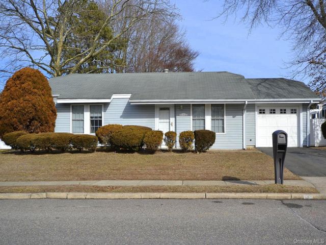  3 BR,  1.00 BTH &nbsp;Ranch style home in Holbrook