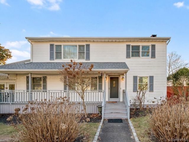  5 BR,  2.00 BTH &nbsp;Ranch style home in Mastic