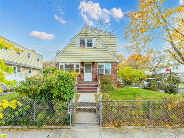  3 BR,  2.00 BTH &nbsp;House style home in Fresh Meadows