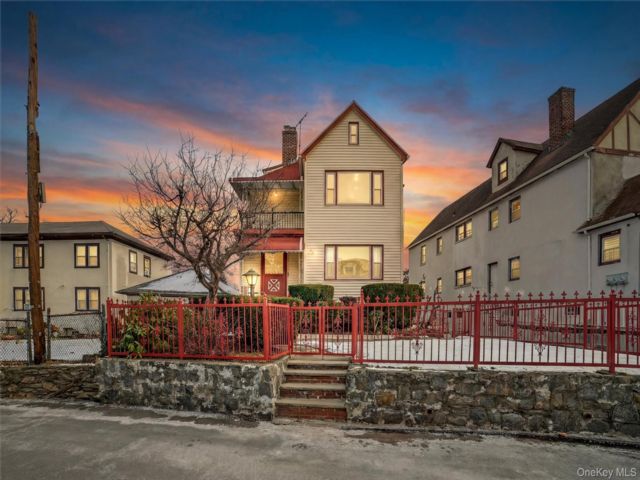  6 BR,  2.00 BTH &nbsp;House style home in Mount Vernon