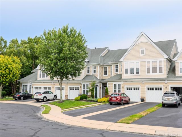  2 BR,  3.00 BTH &nbsp;Condo style home in Lake Grove