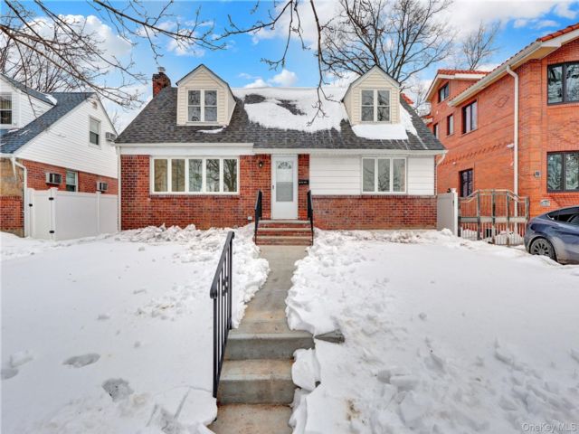  4 BR,  2.00 BTH &nbsp;Cape cod style home in Bayside