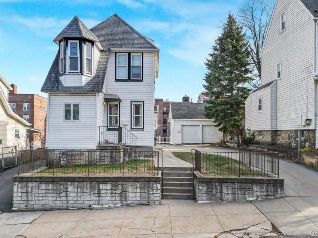  3 BR,  2.00 BTH &nbsp;Victorian style home in Yonkers