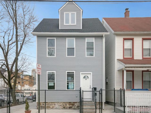  6 BR,  3.00 BTH &nbsp;Colonial style home in New Rochelle
