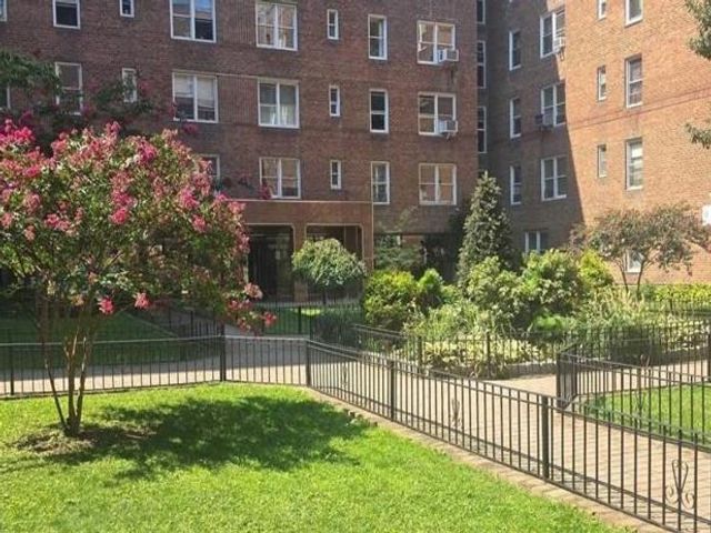  2 BR,  1.00 BTH &nbsp;Other style home in Forest Hills