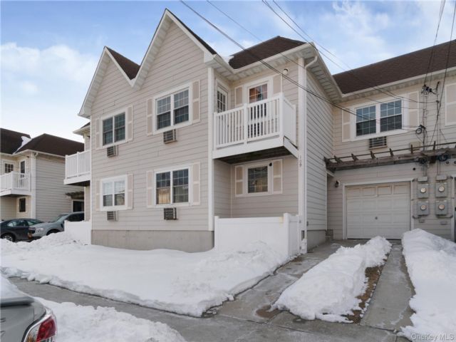  3 BR,  2.00 BTH &nbsp;Condo style home in Arverne