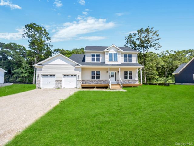  4 BR,  3.00 BTH &nbsp;Colonial style home in Ridge