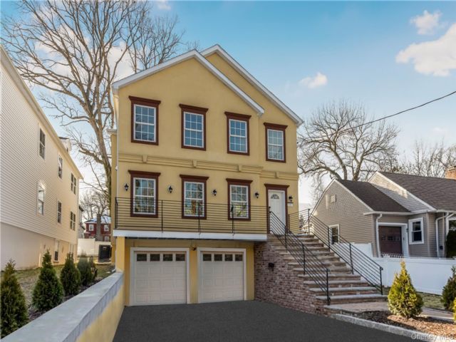  6 BR,  4.00 BTH &nbsp;House style home in Mount Vernon