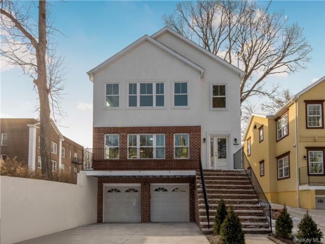  6 BR,  4.00 BTH &nbsp;House style home in Mount Vernon