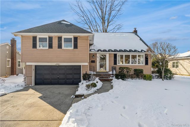  3 BR,  3.00 BTH &nbsp;Split level style home in Garden City