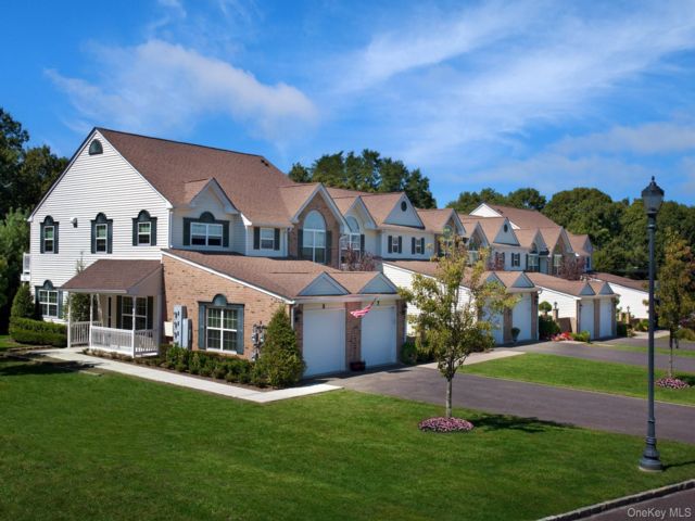  2 BR,  2.00 BTH &nbsp;Other style home in Coram