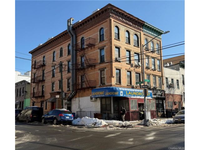  5 BR,  3.00 BTH &nbsp;House style home in Ridgewood