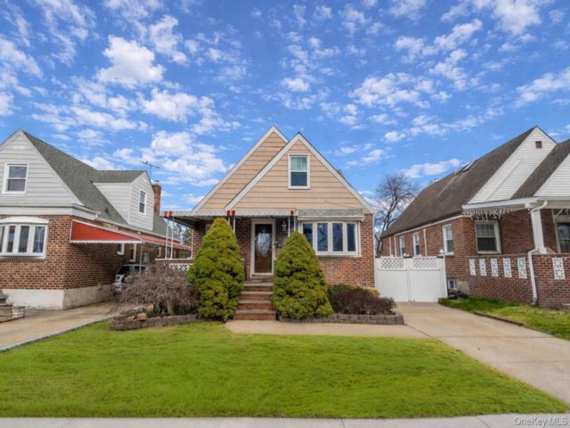  4 BR,  2.00 BTH &nbsp;Cape cod style home in Fresh Meadows