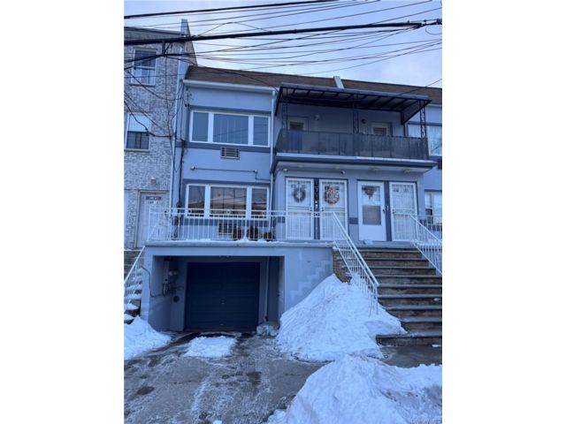  4 BR,  4.00 BTH &nbsp;House style home in Rockaway Beach