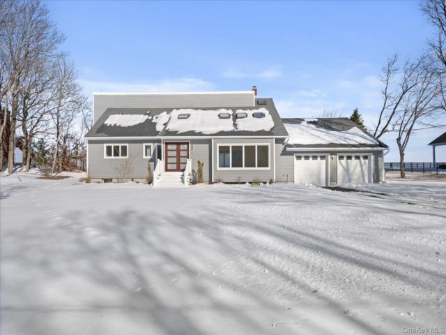  4 BR,  5.00 BTH &nbsp;Contemporary style home in Sound Beach