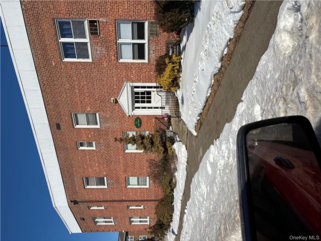  1 BR,  1.00 BTH &nbsp;Garden style home in Rockville Centre