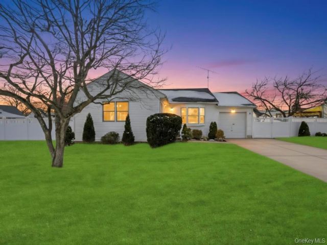  3 BR,  2.00 BTH &nbsp;Ranch style home in Hicksville