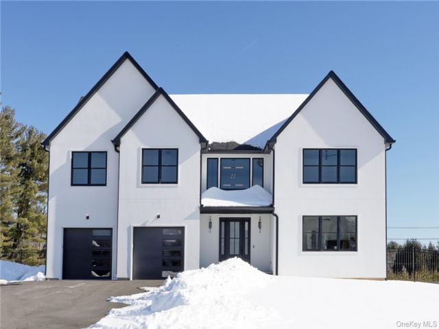  5 BR,  4.00 BTH &nbsp;Colonial style home in New City