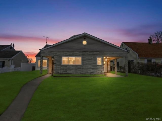  6 BR,  3.00 BTH &nbsp;Exp cape style home in Levittown