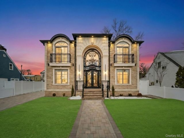  5 BR,  7.00 BTH &nbsp;Colonial style home in East Meadow