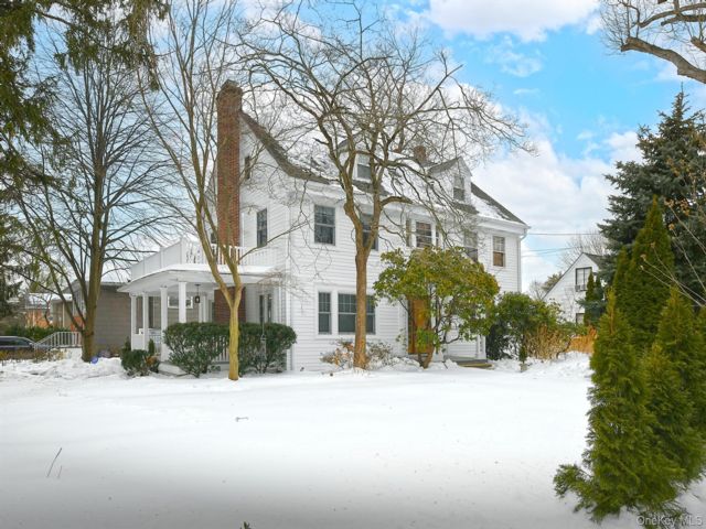  4 BR,  2.00 BTH &nbsp;Colonial style home in Roslyn Heights