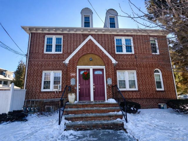 2 BR,  2.00 BTH &nbsp;Colonial style home in Bayside