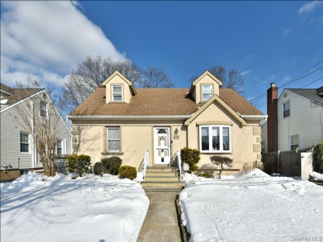  4 BR,  3.00 BTH &nbsp;Exp cape style home in Merrick