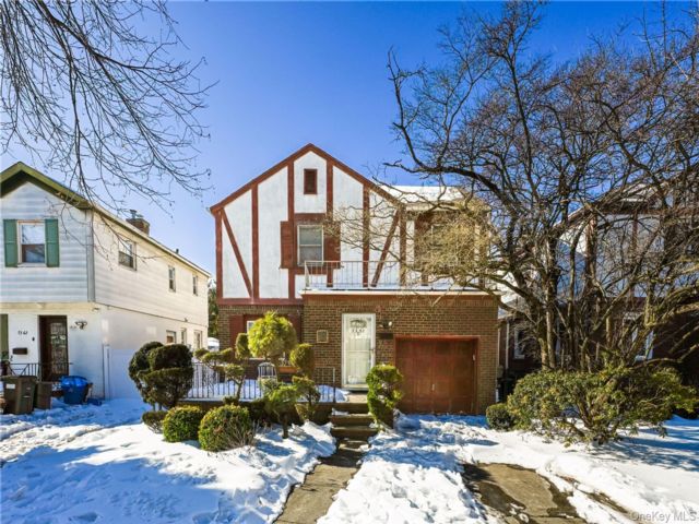  4 BR,  4.00 BTH &nbsp;Colonial style home in Fresh Meadows